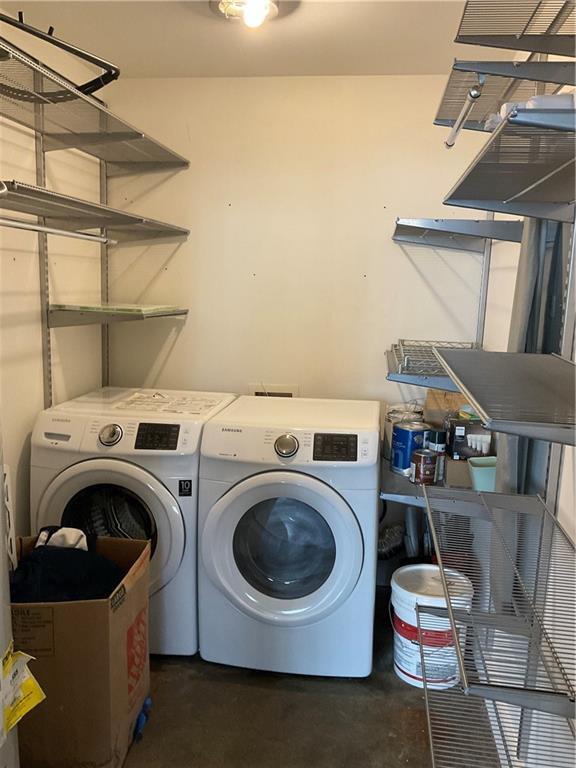 Building Photo - 881 Memorial Dr SE