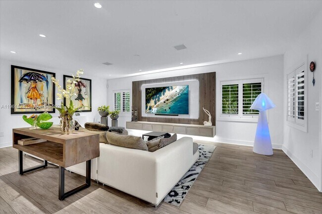 Building Photo - 231 Fluvia Ave