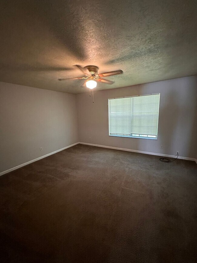 Building Photo - Gorgeous and Spacious 3 BR 1.5 BA Townhome...