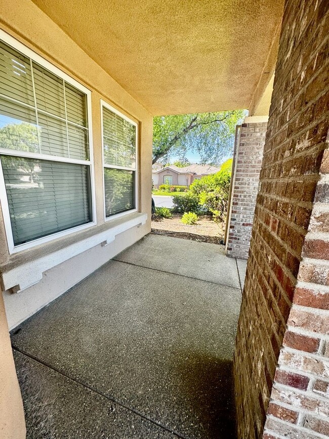 Building Photo - Fabulous Serrano Home