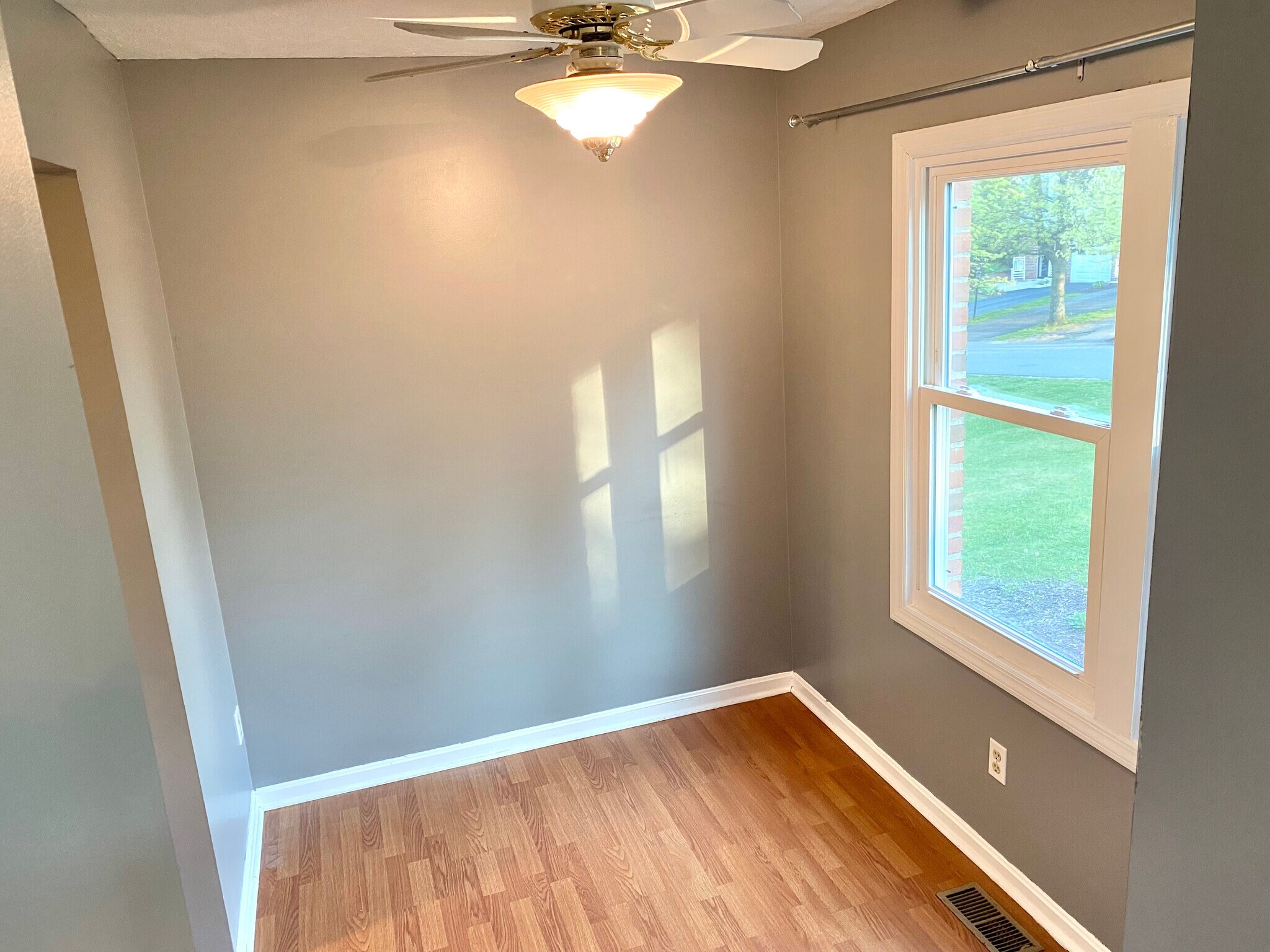 Building Photo - 202 Meadowview Dr