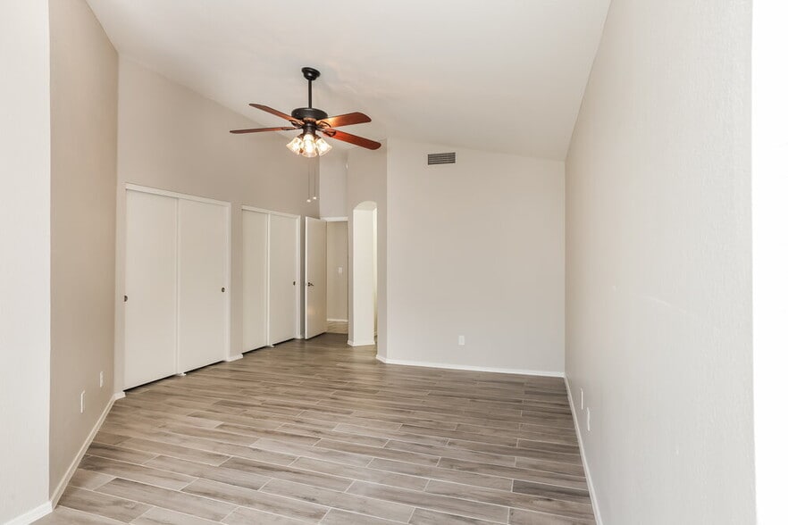Building Photo - 115 W Runion Dr