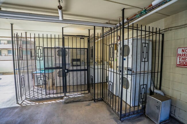 Building Photo - Renovated 1BR/1BA Condo w/ Parking & Large Lanai – Hale Hoaloha