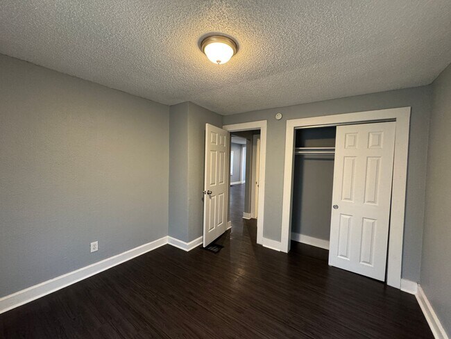 Building Photo - Fountain Square 3 Bed 1.5 Bath