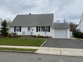 Building Photo - 25 Woodhollow Rd