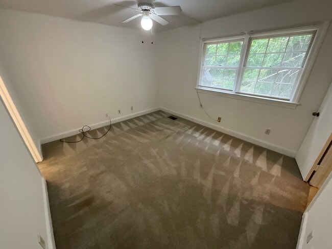 Building Photo - Beautiful 2 Bed 2.5 Bath Townhouse!