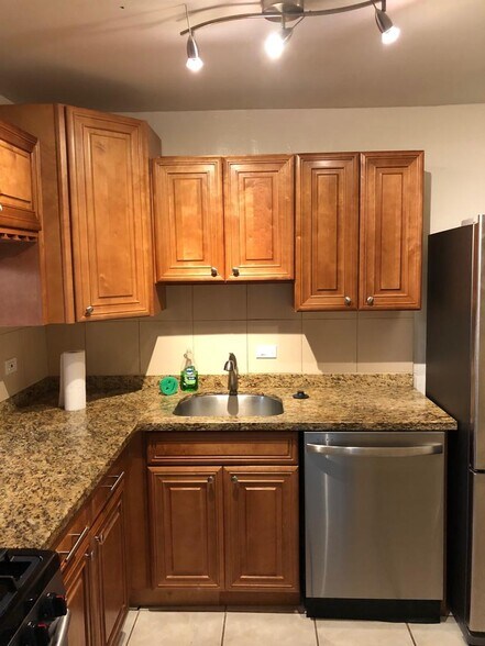 Building Photo - 6884 N Kendall Dr