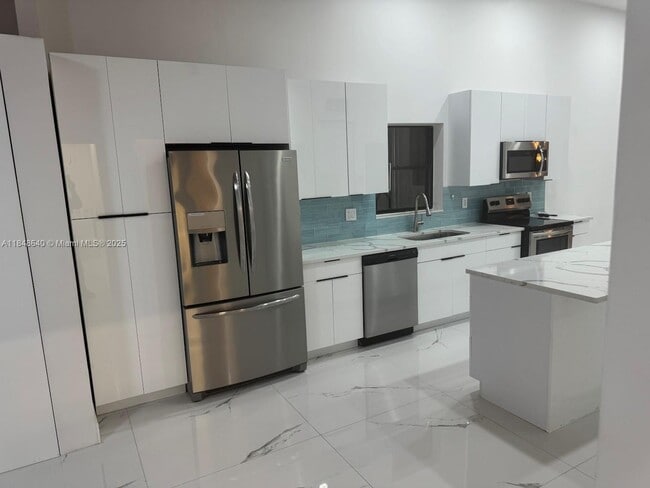 Building Photo - 2671 Parkview Dr S