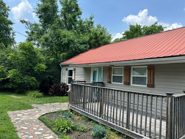 Primary Photo - 2 Bedroom Pet Friendly Home For Rent Near ...