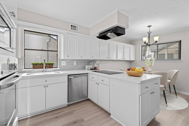 Building Photo - 16015 Southampton Dr