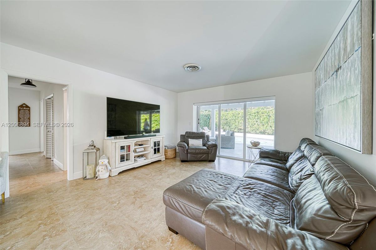 Building Photo - 10600 SW 80th Ct