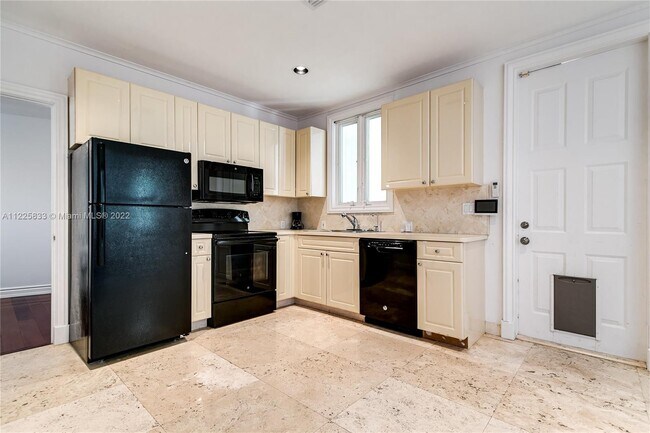 Building Photo - 709 Idlewyld Dr