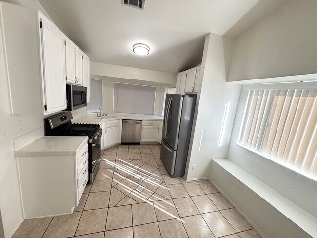 Building Photo - Beautiful West Palmdale Home