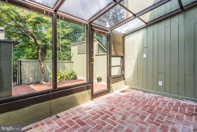 Building Photo - 7 Belaire Way