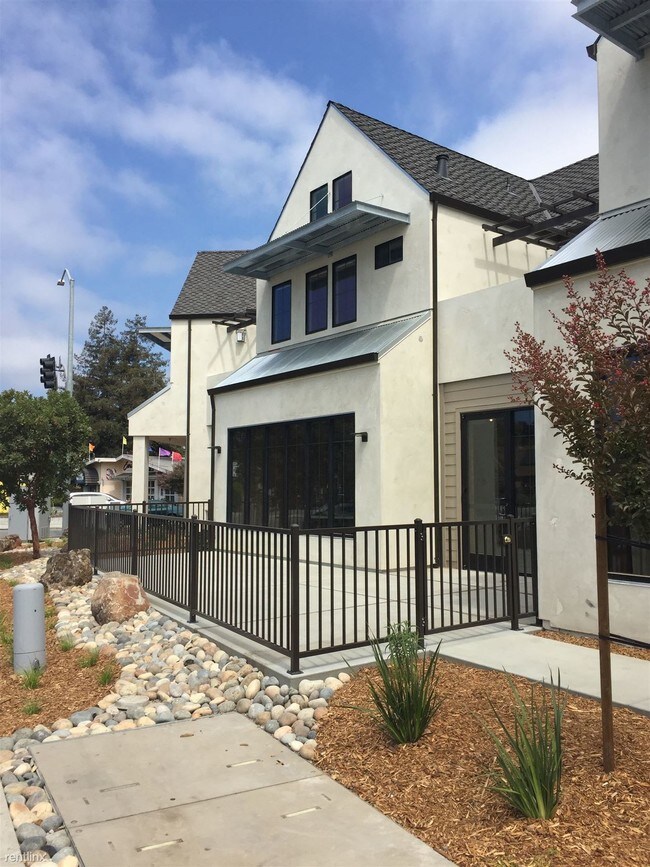 Building Photo - 1203 Mission St