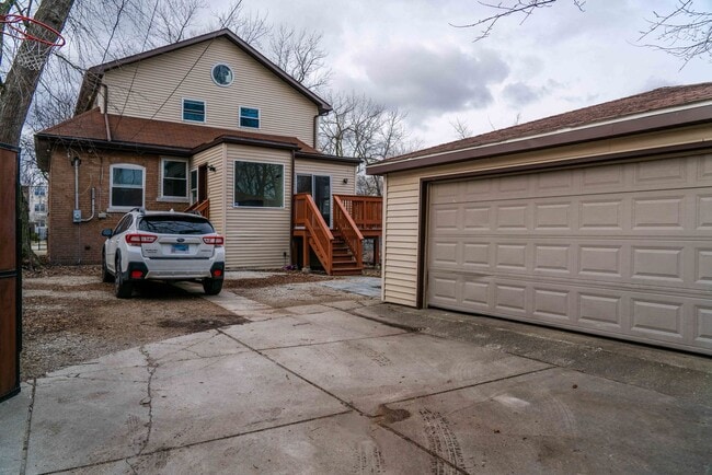 Building Photo - Gorgeous 5 Bedroom / 4 Full Bath Home along Chicago River