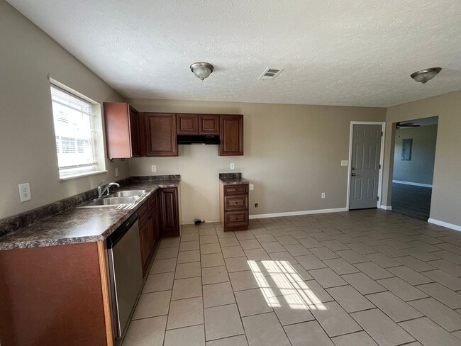 Building Photo - 3 bedroom 2 bath Single Family home in Dan...