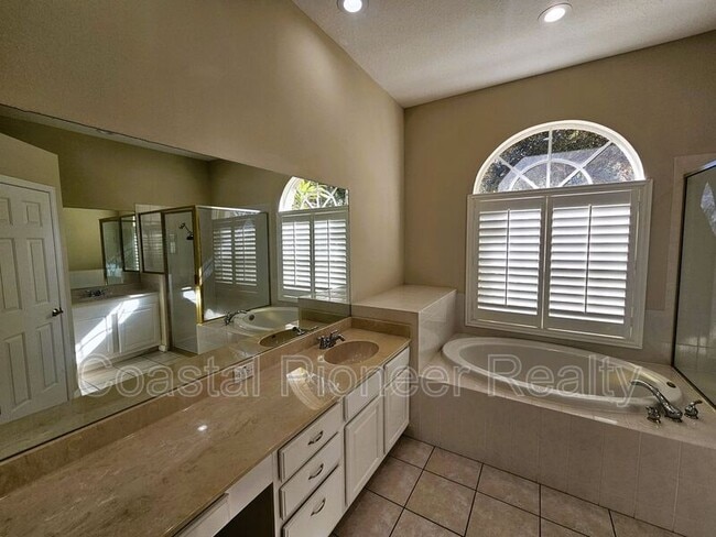 Building Photo - 10441 Greendale Dr