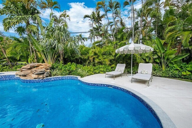 Building Photo - 1033 Almeria Ave