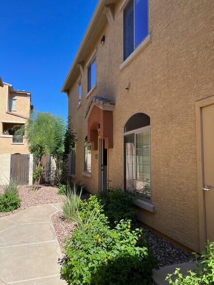 Entry - 2402 E 5th St