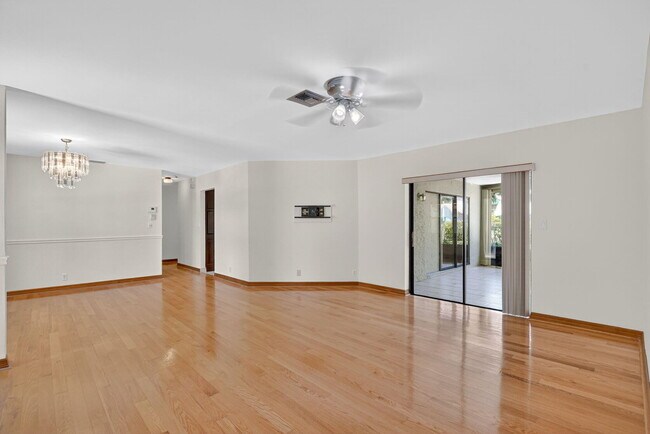 Building Photo - 6385 Hollandaire Dr E