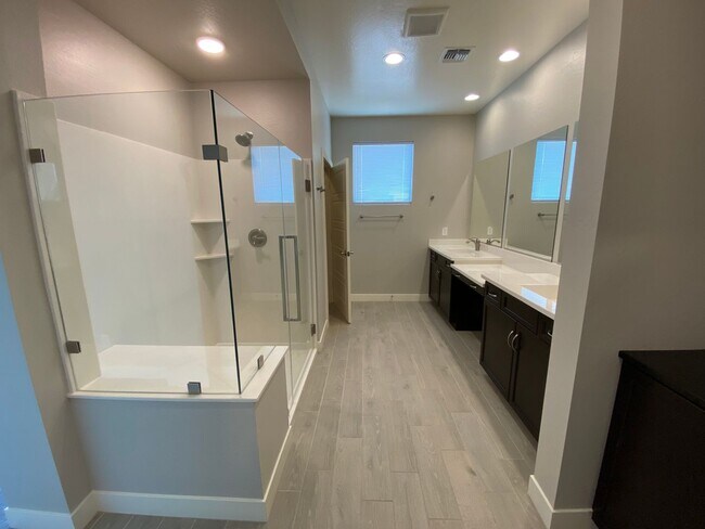 Building Photo - 1560 W Avenida Del Valle
