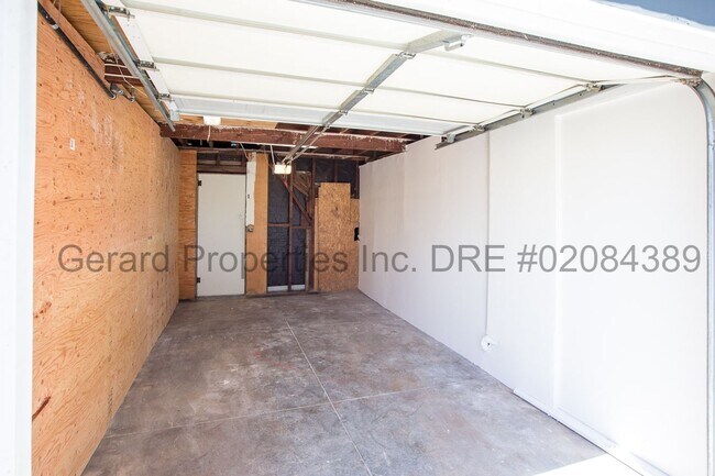 Building Photo - 3034 E Vista