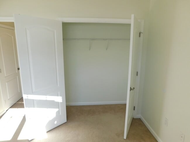 Building Photo - Recently Painted - 2 Bdrm Large Condo Edis...