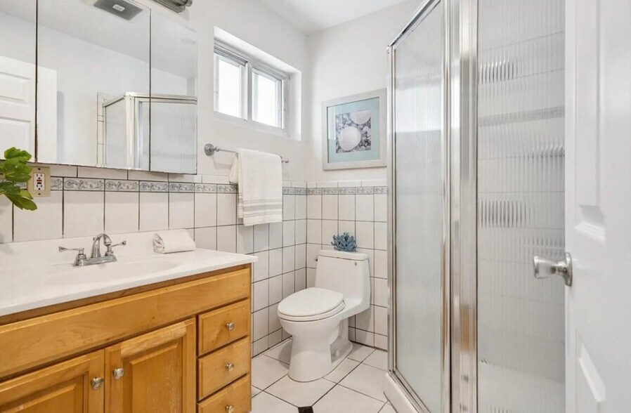 Building Photo - 556 Verducci Dr