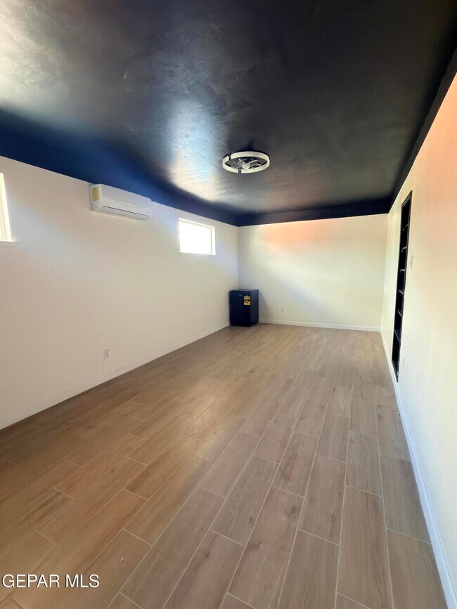 Building Photo - 7605 Parkland Dr