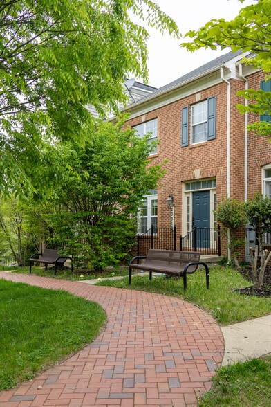 Front court - 23312 Brewers Tavern Way