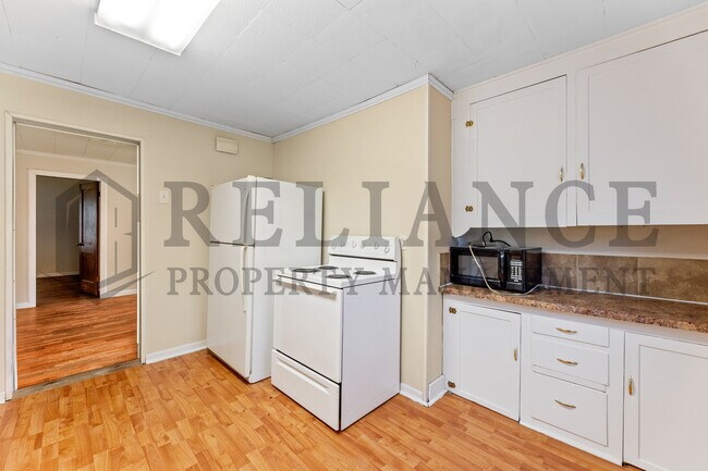 Building Photo - 612 N Custer St