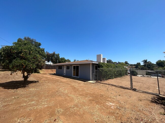 Building Photo - RURAL CHARM ON TOP OF THE HILLS IN VISTA