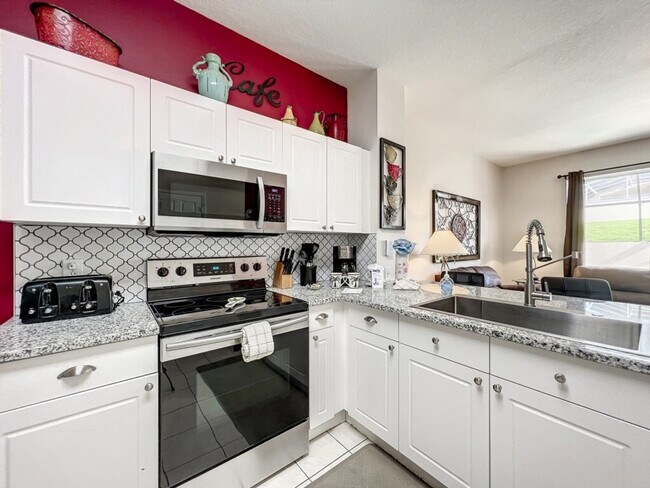 Building Photo - 2421 Silver Palm Dr