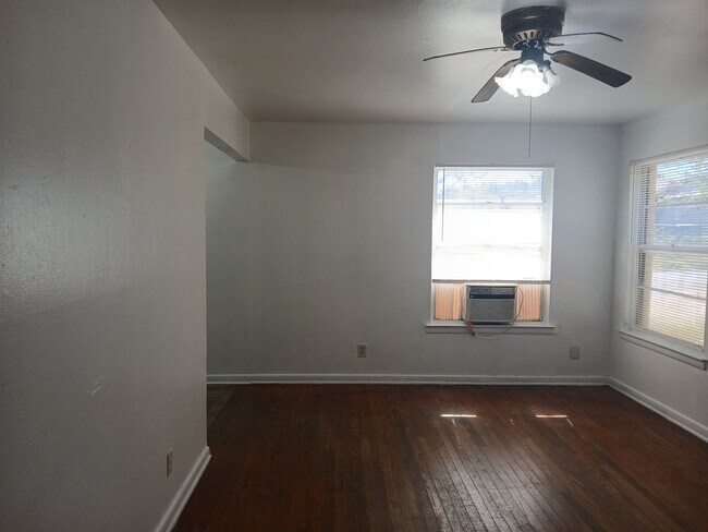 Building Photo - Avon 3019-3021