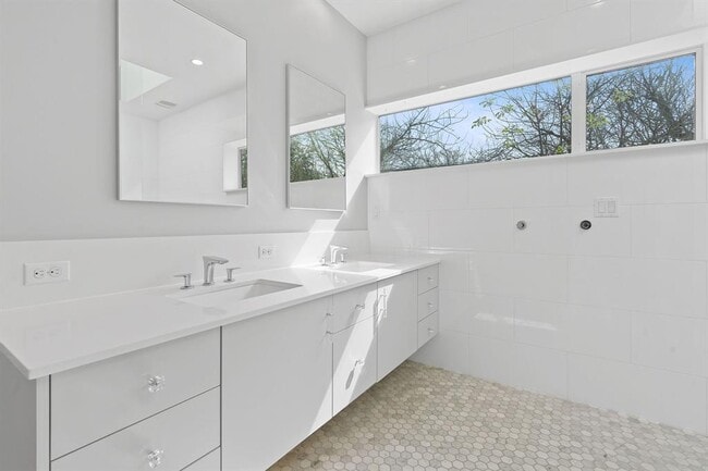 Building Photo - 2418 S 5th St