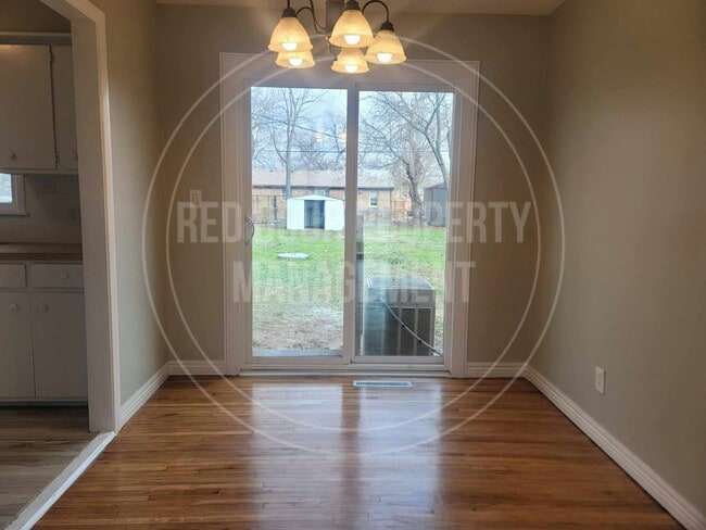 Building Photo - 1502 E Jump St