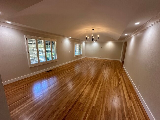 Building Photo - 5 Bed 4 Bath Gated Home In Alamo