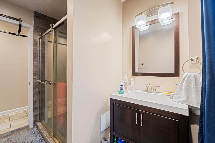 Building Photo - 2124 Bolton St