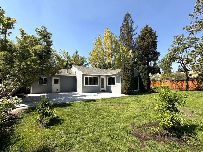 Building Photo - Charming 3BR/2BA Home in West Menlo Park