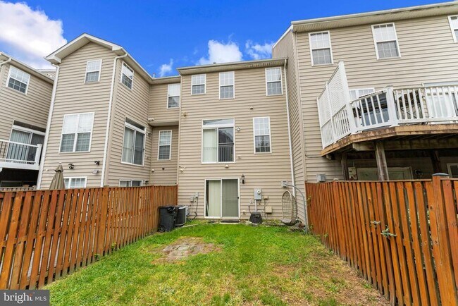 Building Photo - 702 Anoosh Ct