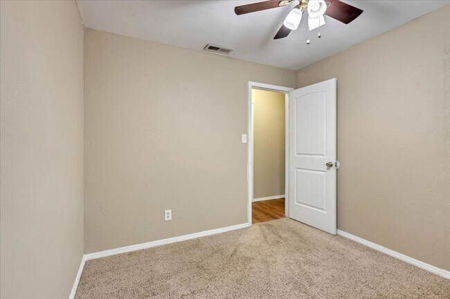 Building Photo - 1611 Briarcliff Ct
