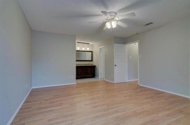 Building Photo - 9705 Meadowheath Dr