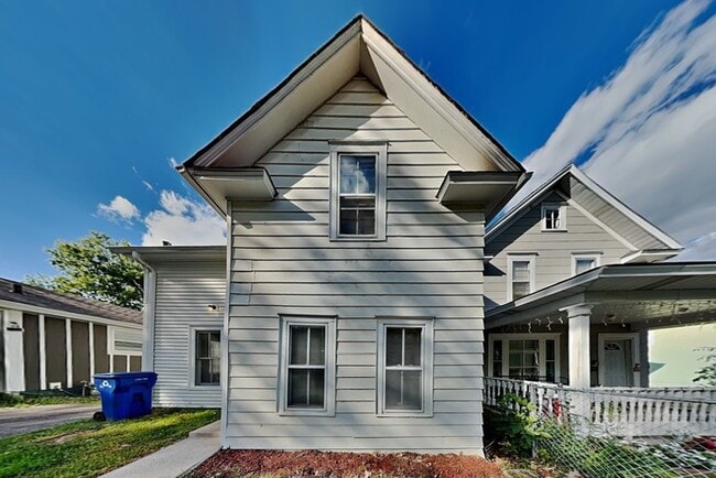 Building Photo - 303 Curtice St E