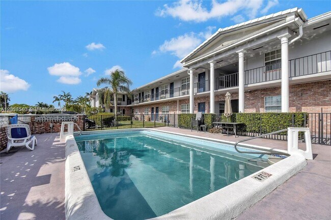 Building Photo - 2701 Middle River Dr