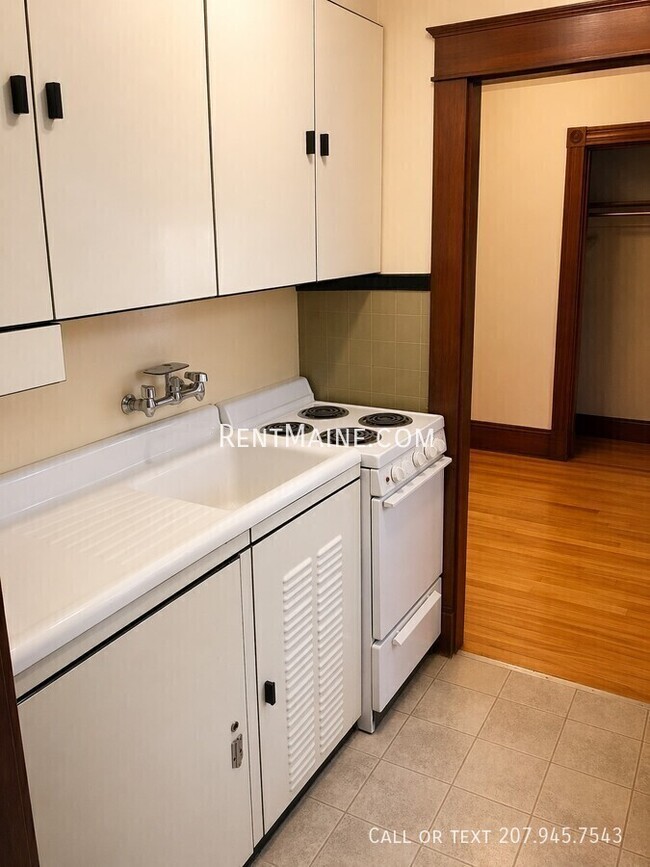 Building Photo - 9 Catell St