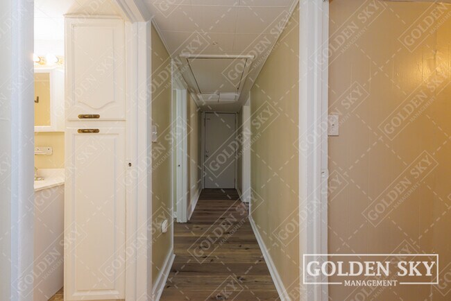 Building Photo - 2321 N Macedonia Ave