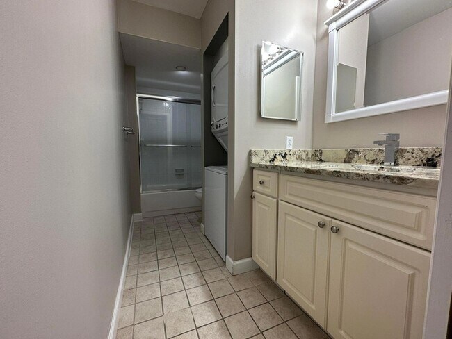 Building Photo - 555 SE 8th St