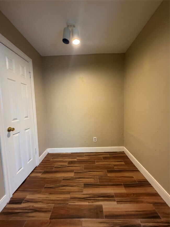 Building Photo - 1901 Brun St