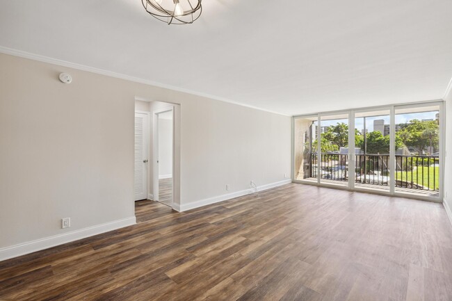 Building Photo - 4 Royal Palm Way